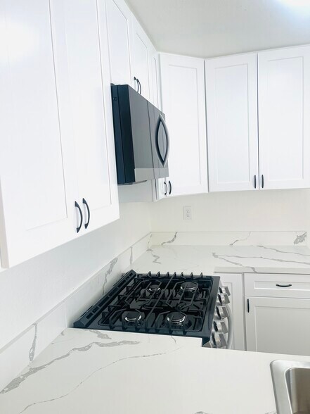 Building Photo - 518 Oak St