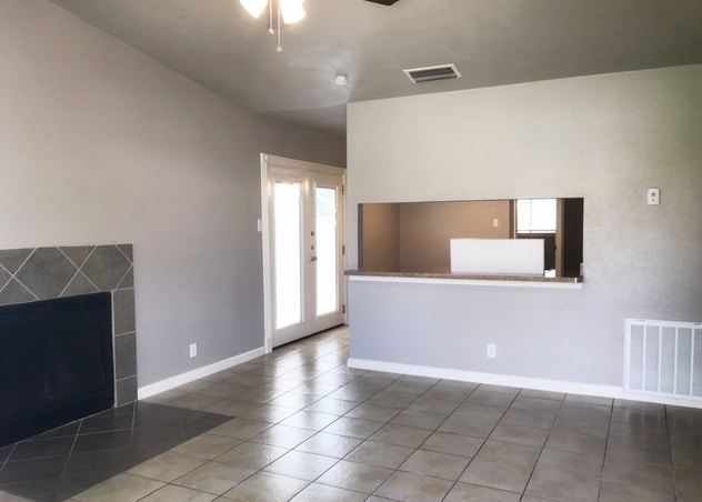Building Photo - 3bed/2bath Super Cute House for Rent! Avai...