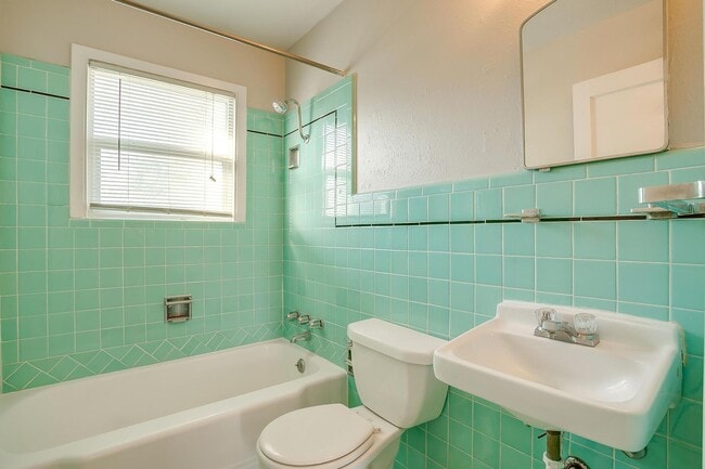 Building Photo - One Side of Great Duplex Near TCU- 1 Bed, ...