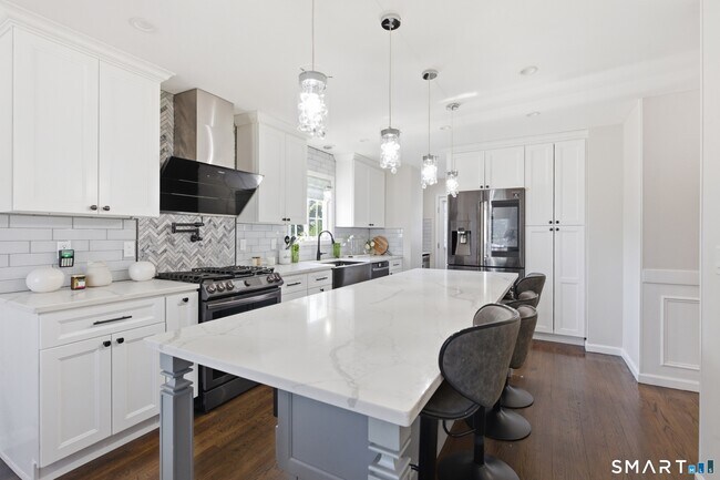 Building Photo - 305 Sylvan St