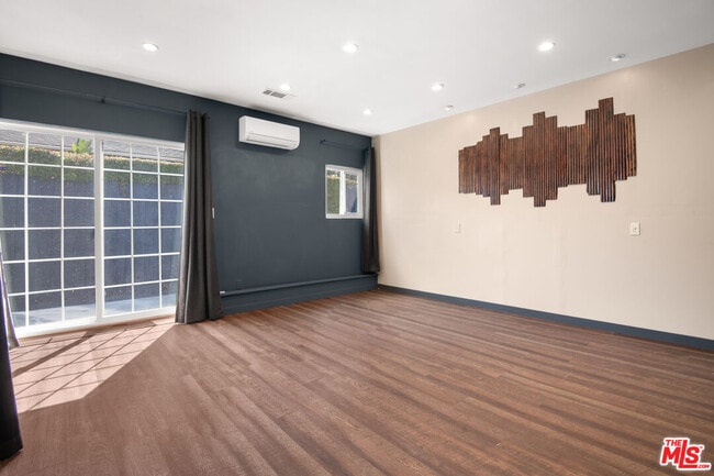 Building Photo - 6218 Balcom Ave