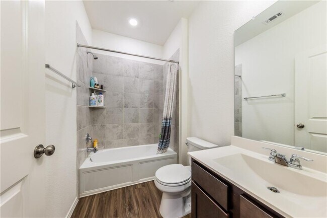 Building Photo - 1111 Diggy Dr