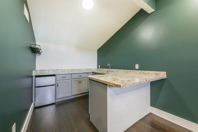 Building Photo - 2422 Hadley St