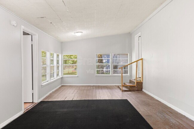 Building Photo - 802 W Navasota St