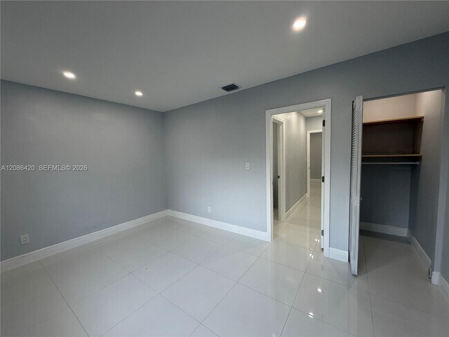 Building Photo - 335 NE 168th St