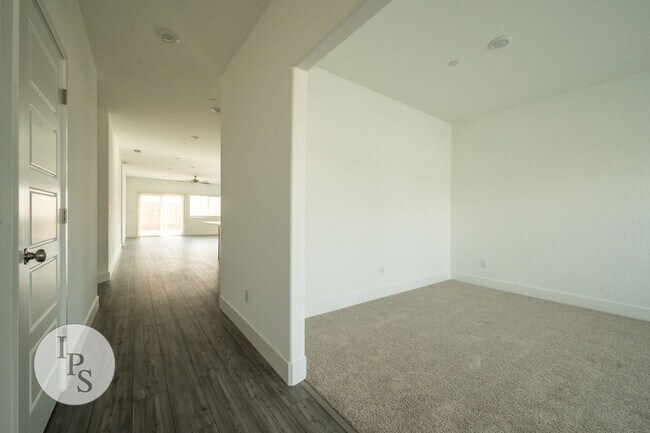 Building Photo - North Clovis Home, 3BR/2BA + Den/Possible 4th Bedroom - Lots of Amenities!