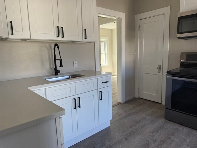 Building Photo - 68 Ash St