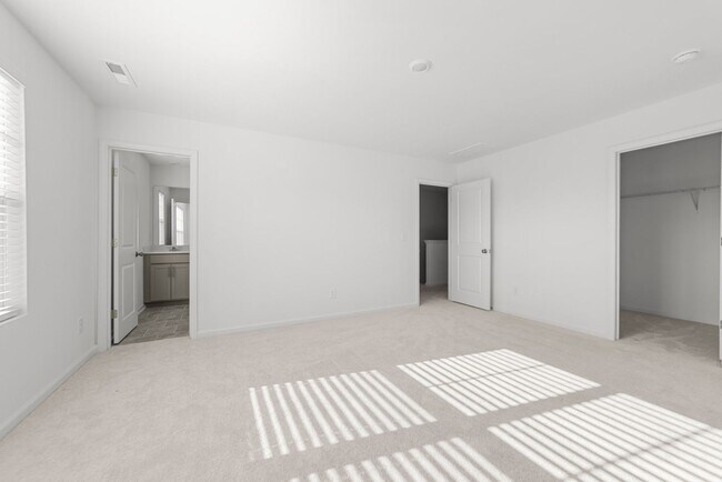 Building Photo - 825 Basswood Gln Trl