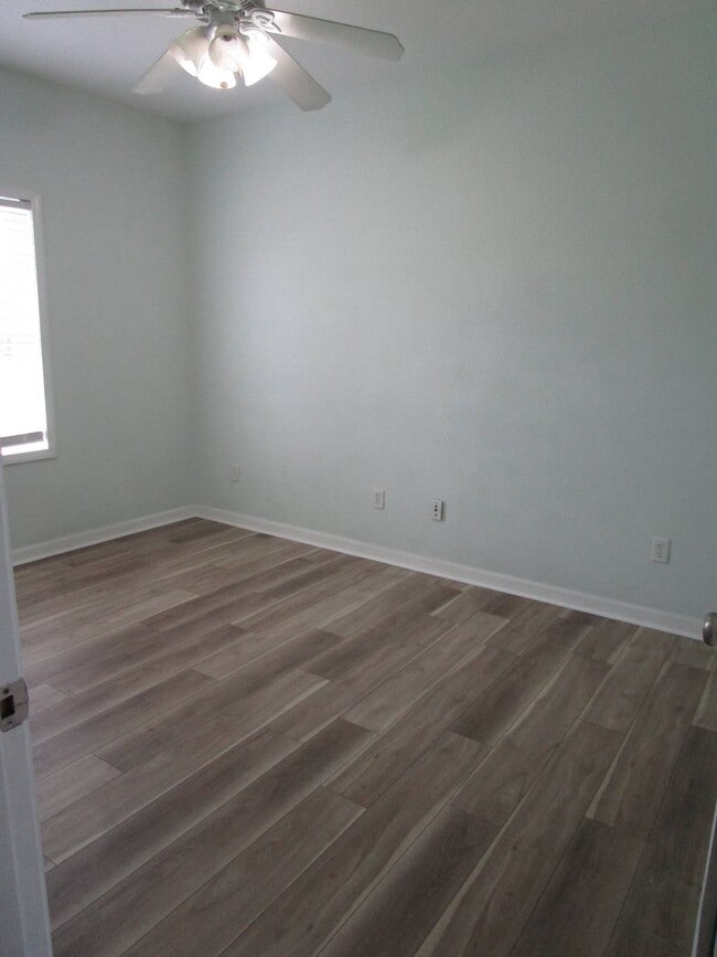 Building Photo - 6111 Shorewood Wy