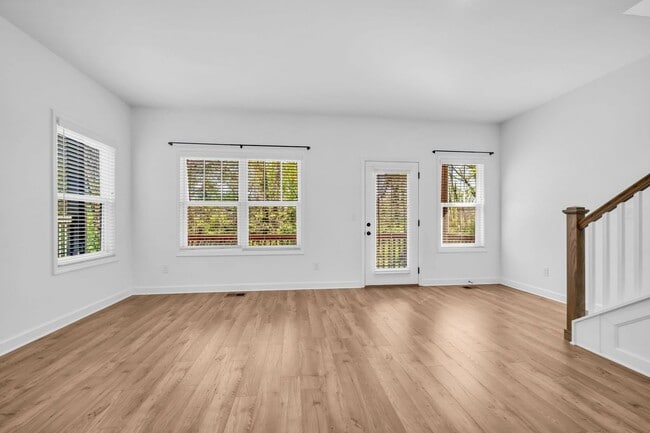 Building Photo - Modern Living in Bellevue