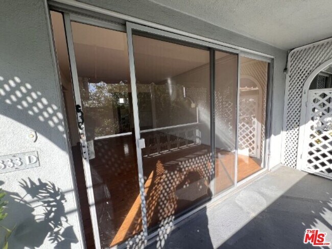 Building Photo - 1323 N Olive Dr