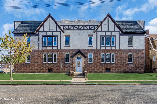 Building Photo - 922 4th Ave