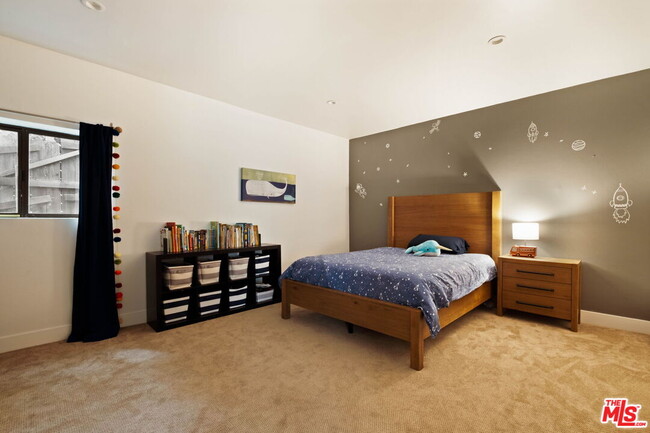 Building Photo - 303 Mavis Dr