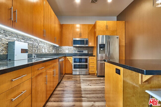 Building Photo - 3223 W 6th St