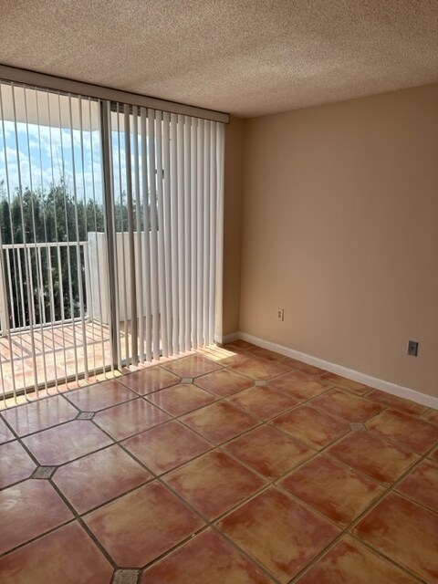 Building Photo - 1005E