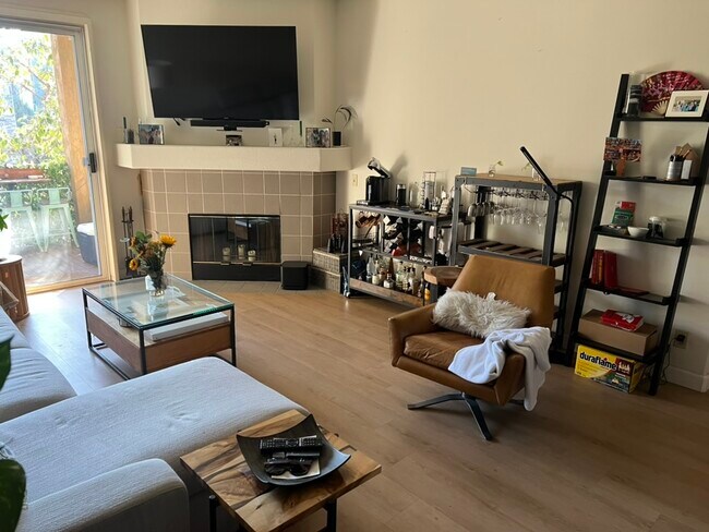 Building Photo - 550 Camino De La Reina