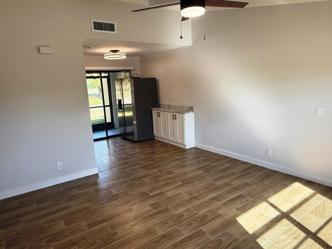 Building Photo - 440 Glenwood Dr