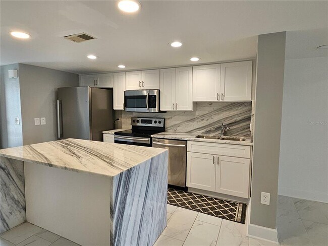 Building Photo - 1028 Apollo Beach Blvd