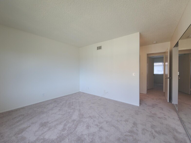 Building Photo - 535 Serento Cir