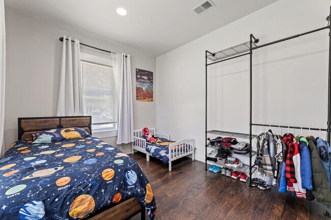 Building Photo - 1010 Long St