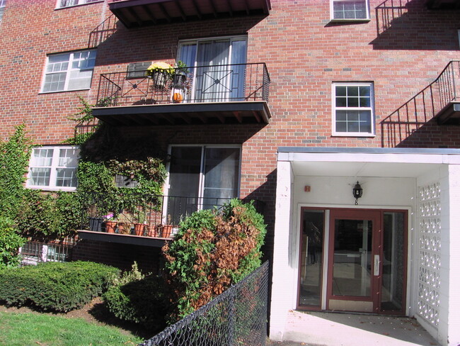 Building Photo - 8 Robinwood Ave