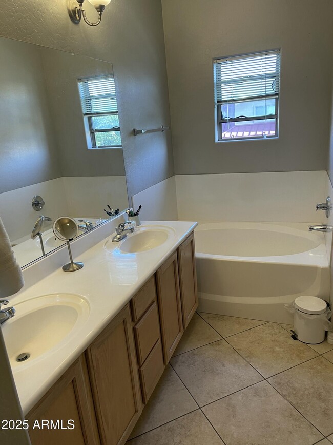 Building Photo - 1015 S Val Vista Dr