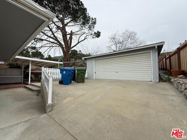 Building Photo - 10642 Samoa Ave