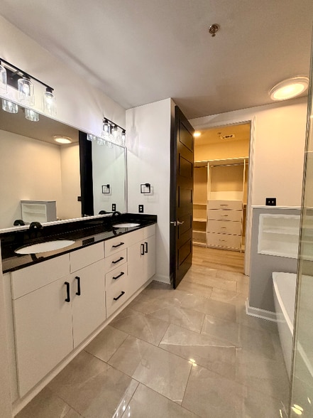 Building Photo - 711 Cosmopolitan Dr NE