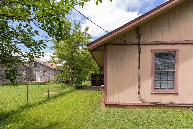 Building Photo - 1421 W Lillian St