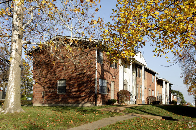 Building Photo - Madelaine Manor