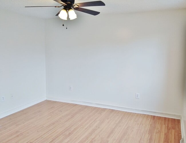 Building Photo - 2 Bed / 1 Bath Townhome