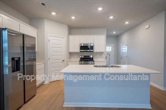 Building Photo - 14653 Mountain Strm Dr