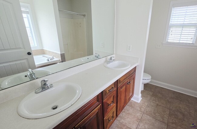 Building Photo - 213 Summerstone Bend