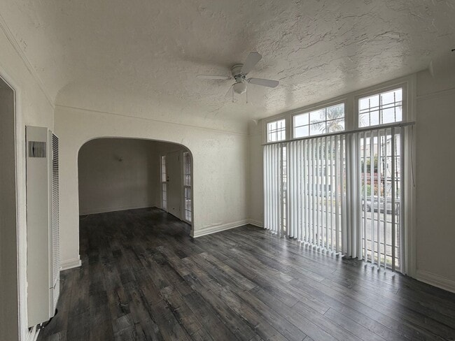 Building Photo - Mid-City 2 Bedroom 1 Bath Gem