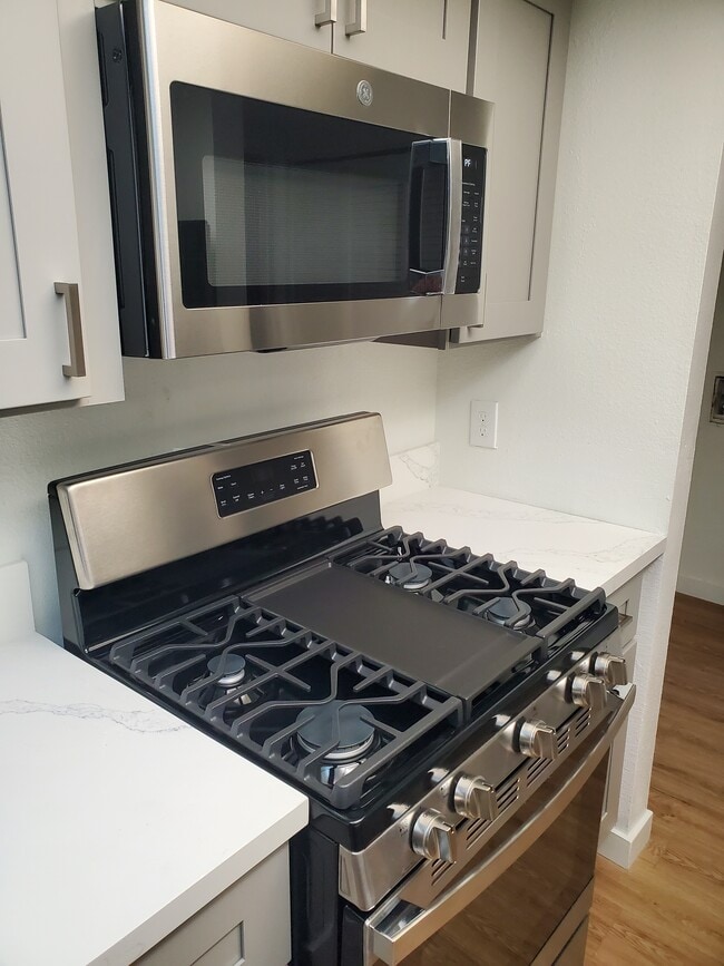 Building Photo - 731 S Detroit St