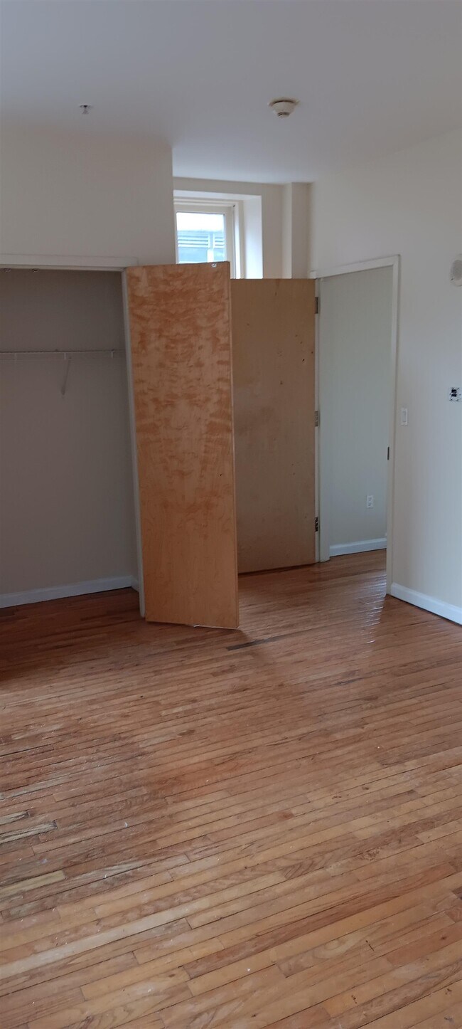 Building Photo - 143 E State St