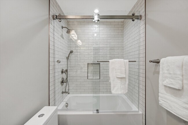 Building Photo - 5346 Tyrone Ave