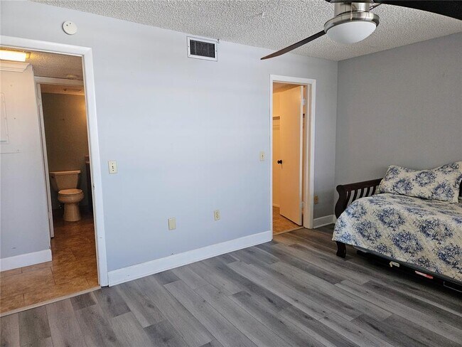 Building Photo - 7600 Sun Island Dr S