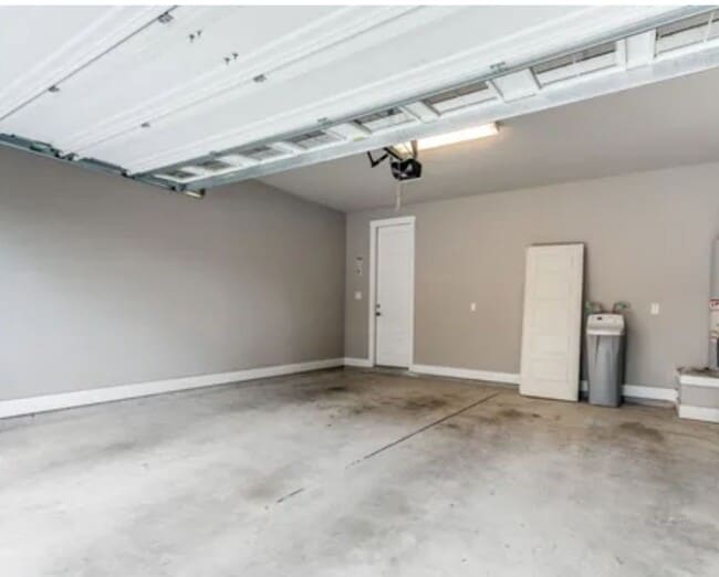 Building Photo - Townhome For Rent Half off deposit for OCT...