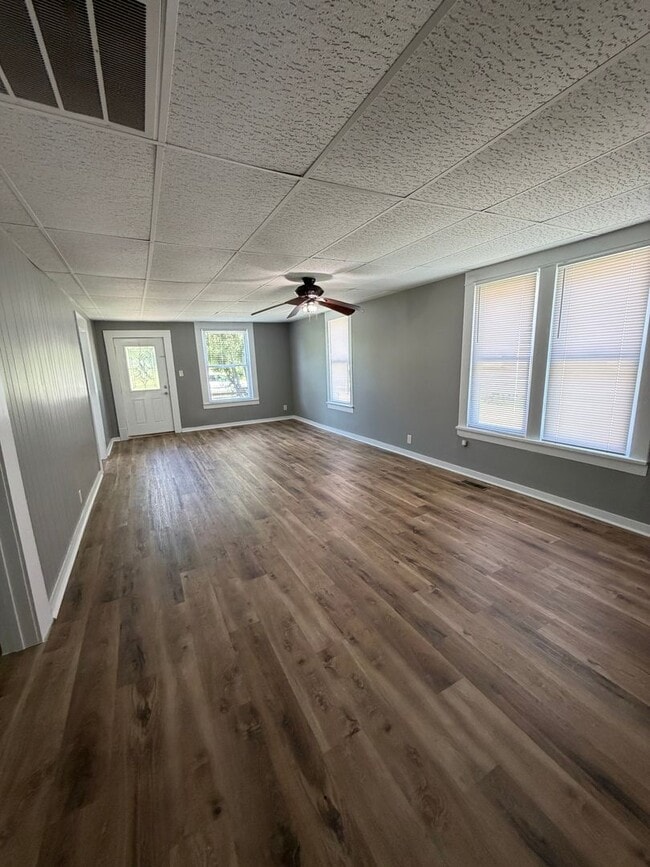 Building Photo - New in DuQuoin!