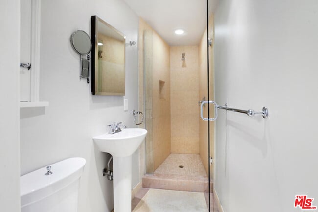 Building Photo - 2326 Canyon Dr