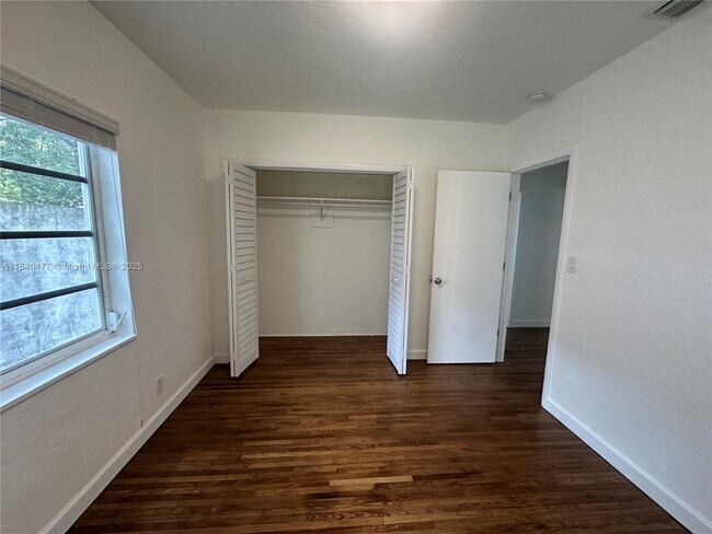 Building Photo - 711 SW 39th Ave