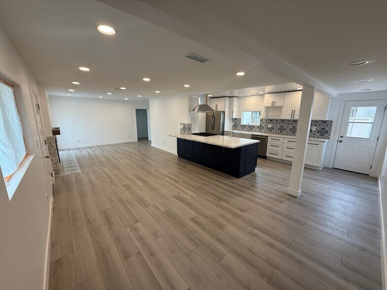Building Photo - 11614 Riverside Dr