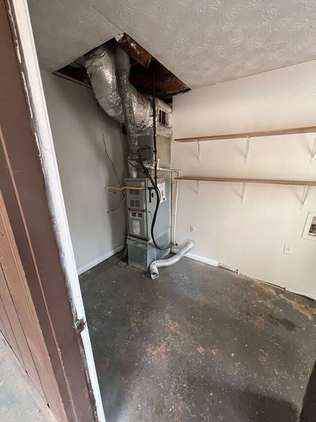 Building Photo - READY NOW!!! Ranch 2 bed 1 bath Duplex in Lawrenceville!