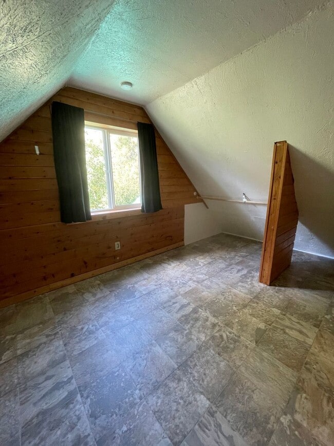 Building Photo - Cozy updated 2 bedroom 1 bathroom chalet i...