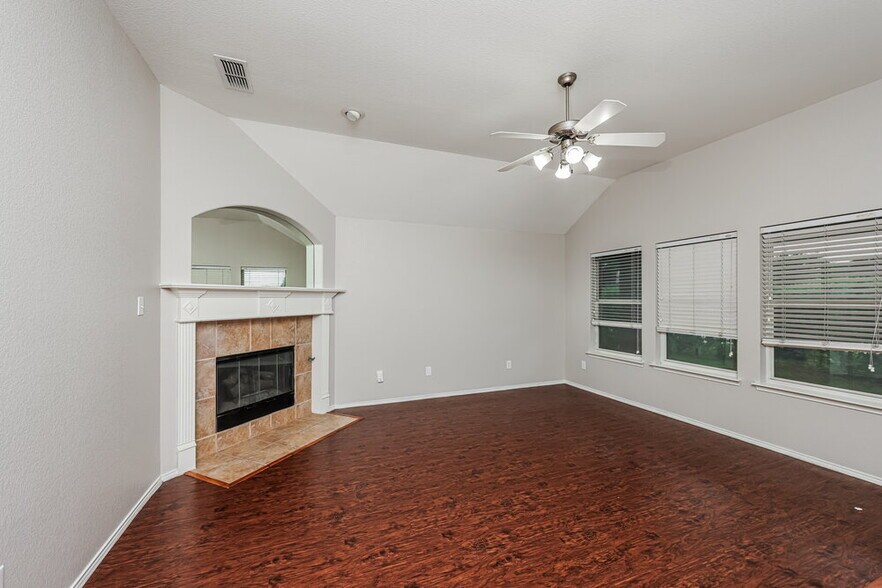 Building Photo - 900 Diann Cir
