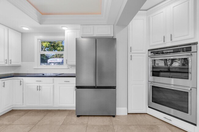 Building Photo - 1180 SW 17th St