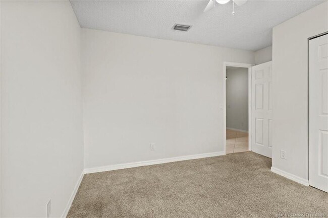 Building Photo - 517 SW College Park Rd