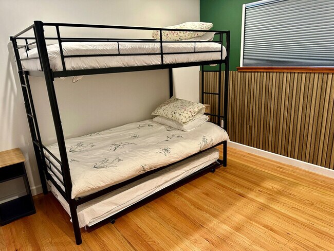 Building Photo - 6836 S Land Park Dr