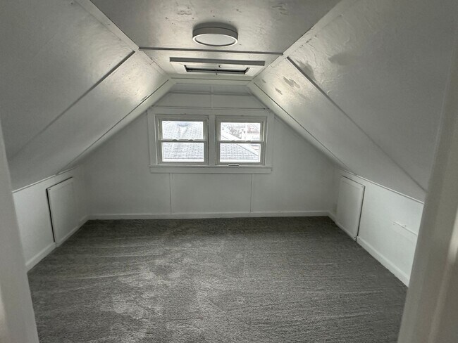 Building Photo - Newly Renovated 3 Bedroom Home
